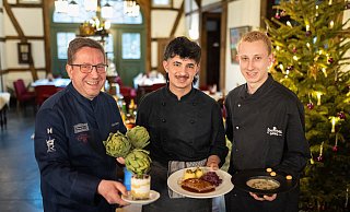 Küchenchef Silvio Eberlein (von links) mit Azubi Ameen Khalaf und Sohn Jan Eberlein. - Oliver Krato