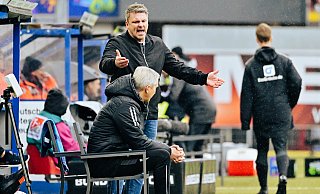 SCP-Coach Lukas Kwasniok ist angesichts der Darbietungen seines Teams in der ersten Halbzeit sichtlich unzufrieden. Auch Co-Trainer Frank Kaspari (vorne) wirkt ein wenig ratlos. - Besim Mazhiqi