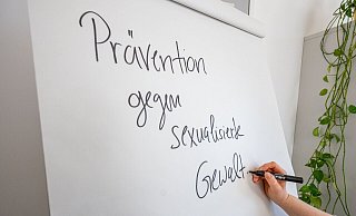 Die evangelische Kirche macht beim Umgang mit sexualisierter Gewalt klare Vorgaben. Jeder Mitarbeiter ist verpflichtet Vergehen zu melden - auch im Verdachtsfall. - picture alliance/dpa