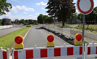 Am Kreisverkehr nahe des Delbrücker Obi-Marktes (r.) wird noch bis Anfang der Woche gewerkelt. - Regina Brucksch