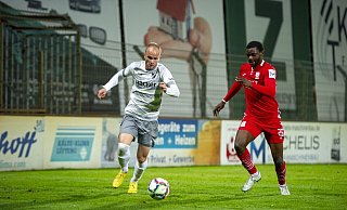 Mit Volldampf: Rödinghausens Patrick Kurzen, hier in Ahlen, erzielte in der Nachspielzeit den 1:1-Ausgleichstreffer. - Joel Beinke