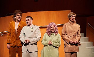 Gregor Weisgerber (v.l.) und Thomas Kaschel als Sachbearbeiter neben Mirjam Radovic als Maude und Kirsten Potthoff als Silke im Stück "Jeeps". - Meinschäfer Fotografie Gregor Weisgerber (v.l.) und Thomas Kaschel als Sachbearbeiter neben Mirjam Radovic als Maude und Kirsten Potthoff als Silke im Stück "Jeeps". - Meinschäfer Fotografie