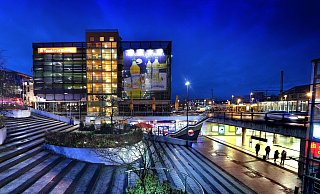 Die Treppen zwischen dem Boulevard (links) und dem Hauptbahnhof (rechts) sind ein beliebter Open-Air-Treffpunkt der Discobesucher und Partygänger. - Symbolfoto: Andreas Frücht
