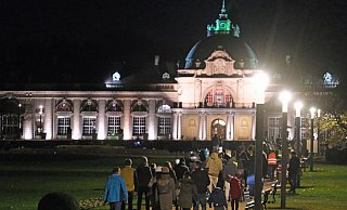 Der Coronaprotest in Bad Oeynhausen spazierte im Winter noch mit Lichtern durch Innenstadt und Kurpark, war aber nicht als Demonstration angemeldet. Das Amtsgericht Bad Oeynhausen hat den faktischen Versammlungsleiter deshalb zu einer Geldstrafe verurteilt. - Thorsten Gödecker