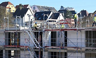Auf einer Baustelle für Wohnungen und Sozialwohnungen in Stuttgart arbeiten Bauarbeiter am Rohbau. Wer dauerhaft bezahlbaren Wohnraum zur Verfügung stellt, soll steuerlich begünstigt und gefördert werden - mehrere Gewerkschaften und Betriebsräte fordern die Bundesregierung bei diesem Vorhaben zu mehr Tempo auf. - Bernd Weißbrod/dpa