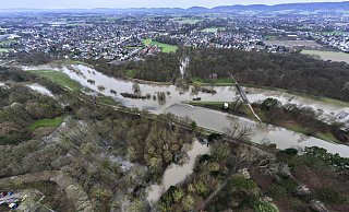 Die Werre hat größere Teile des Sielparks für sich eingenommen. Unser Foto zeigt den Fluss in Höhe der Einmündung des Kaarbachs und den überfluteten Reitplatz. - Thorsten Ulonska