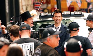 David Tennant (Mitte) und Neil Patrick Harris (Mitte links) während der Dreharbeiten im Jahr 2022 zu "Doctor Who" in Bristol. Im November 2023 erscheint anlässlich des 60ten Jubiläums der Serie ein Special, in dem Tennant erneut in die Rolle des Zeitreisenden schlüpft. - picture alliance / empics | Ben Birchall
