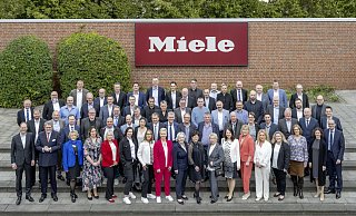 Die Miele-Geschäftsleitung mit den Jubilarinnen und Jubilaren aus Gütersloh im Jahr 2024. - Miele