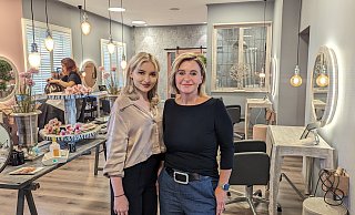 Sabrina Poser (r., Inhaberin des Biosthetiksalons Sabrina Poser Hair& Beauty) und Mitarbeiterin Lisa Kahriev waren gemeinsam als Stylistinnen bei der New York Fashion Week. - Susanne Blersch