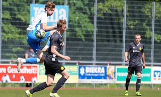 Gipeltreffen: Brakes Kicker, hier im Bezirksliga-Spiel mit Matthias Lindemann (weißes Trikot), sind ein klein bisschen Favorit gegen Wellensiek mit Kapitän Ole Schürmann. - Peter Unger