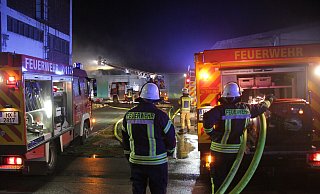„Feuer 4“ hieß das Alarm-Stichwort Anfang November: In einer Lagerhalle am alten Kornhaus in Warburg hatten Stroh- und Heuballen Feuer gefangen. Rund 170 Einsatzkräfte von Feuerwehr und Technischem Hilfswerk waren in der Spitze im Einsatz. - Dieter Scholz