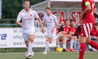 Der VfL Theesen (weiße Trikots) hat Schildesche im Pokal aus dem Weg geräumt, jetzt kommt Heide Paderborn. - Oliver Krato