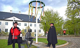 Thomas Dullweber (l.) und Peter Dürr freuen sich auf das Bundestreffen der deutschen Gilde für Nachtwächter, Türmer und Figuren, das erstmals in Espelkamp stattfindet. - Merkur Group