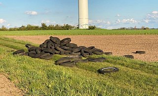 Illegal wurden diese alten Reifen mitten in der freien Landschaft entsorgt. - Stadt Espelkamp