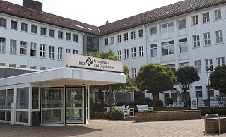 Bereits seit 1903 gibt es ein Krankenhaus in Bad Oeynhausen. Das jetzige Gebäude wurde 1953 eingeweiht und mehrfach erweitert. - Jörg Stuke