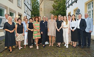 Im Ratskeller hat sich der Lions Club Rheda-Wiedenbrück gegründet. Gründungspräsidentin des neuen Lions Clubs ist Susanne Mittag (13.v.l.), erste Vizepräsidentin ist Nicole Kirschner (15.v.l.). - Andreas Kirschner foto-wd.de