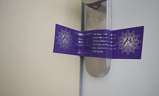 Die Tür zur Wohnung, in der die Schüsse fielen, versiegelte die Polizei nach der Tat. - Jörg Stuke