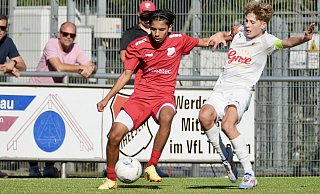 Der VfL Theesen mit Leandro Gashi (l.) hielt gut dagegen im Spiel gegen Spitzenreiter FC Iserlohn. - Peter Unger