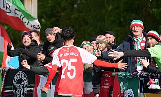 Luan Ekinci feiert mit den treuen Fans des VfB Fichte den wichtigen 4:1-Derbyerfolg über den TuS Jöllenbeck. Er selbst traf gleich drei Mal im Derby. - Peter Unger