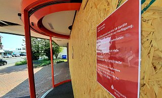 Die Sparkasse im niedersächsischen Teil von Bruchmühlen ist nach der Automaten-Sprengung lange geschlossen. Foto: Niklas Krämer - Niklas Krämer