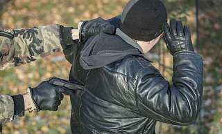 Das Opfer flüchtet nach dem bewaffneten Überfall an der Borchener Straße in Richtung der Polizeiwache an der Riemekestraße. - picture alliance/Nikolay Gyngazov/ZUMAPRESS.com