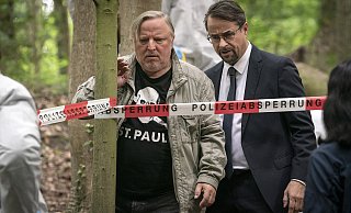 Angefasst: Frank Thiel (Axel Prahl, l.) trifft mit Prof. Karl-Friedrich Börne (Jan Josef Liefers) am Tatort ein. - WDR/Molina Film/Thomas Kost
