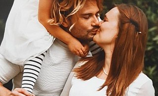 Ein Familienfoto aus glücklichen Zeiten: Eugen und Lara Janke mit ihren Töchtern Emily und Kiara. - Privat
