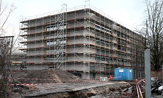 Die Verklinkerung des RGH-Schulgebäudes ist weit gediehen. Wann das Ravensberger in sein Schulgebäude einziehen kann, ist noch unklar. - Frank-Michael Kiel-Steinkamp