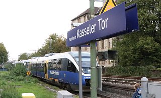 Im Bereich des Bahnhofs Kasseler Tor und nahe der Siedlung Kaukenberg wurden Äste auf die Schienen gelegt. - Holger Kosbab