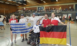 Gäste aus Uruguay verleihen dem inklusiven Sportfest Win-Together 2023 internationales Flair. Die Veranstaltung genießen Paula Boß (Stadtsportverband, v.l.), Leichtathlet Marvin Darin, Basketballer Inake Nakle (beide Delegation Uruguay), Marc Förster, Steffen Rammert (beide TuRa Elsen) und Anna Wegener (Stadtsportverband). - © Agentur KlickVeröffentlichung nur gegen Honorarzahlung.