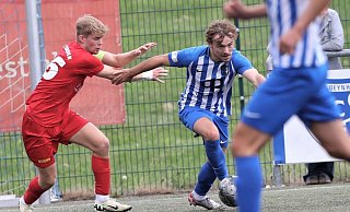 Der auffälligste und torgefährlichste FCO-Spieler: Jarne Bühlmann (r.), hier gegen VfL-Kapitän Henrik Lüdke. - Egon Bieber