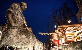 Der Schweinebrunnen erstrahlt im Lichterglanz. - Lino Mirgeler
