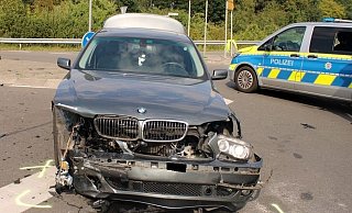 Der BMW war nach der Kollision nicht mehr fahrbereit und musste abgeschleppt werden. - Polizei Minden-Lübbecke