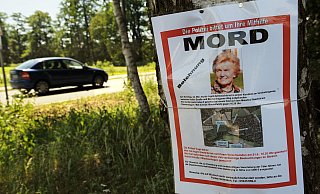 Etliche Fahndungsplakate sind nach dem Auffinden der Leiche rund um den Meierhof Rassfeld aufgehängt worden.
