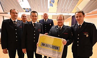 „Einsatzleiter-Koller“ im Rahmen zum Abschied für den neuen Kreisbrandmeister Stefan Nostiz (2. v.r.) von seinen Kameraden: Markus Knipping (v. l.), Jürgen Vorwick, Sebastian Ewen, Stefan Reitemeyer und Marius Ulrich. - Thomas Kube