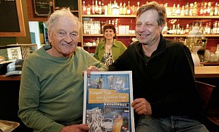 Die Autoren Willibald A. Bernert und Frank Tippelt präsentieren das Buchcover von "Kneipen, Kult und Kümmerlinge". Im Hintergrund macht Mokkaklatsch-Thekenkraft Aileen das Foto deutlich hübscher. - Peter Unger
