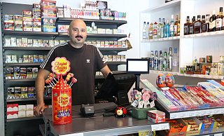 Servet Demir betreibt Nikos' Kiosk seit April. - Anthea Moschner