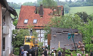 Noch am Freitagabend finden sich in Lütmarsen etliche Bewohner ein, um bei den Aufräumarbeiten zu helfen. Die Schaulustigen kamen dann später am Wochenende in den Ort. - David Schellenberg