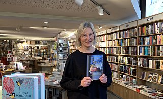 Verkäuferin Tanja Huckemann von der Bonifatius Buchhandlung, empfielt den Roman "Der späte Ruhm der Mrs. Quinn" von Olivia Ford als Last-Minute-Geschenk. - Gesa John