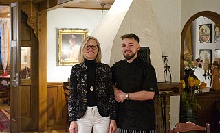 Von links: Serviceleitung Vesna Vojnov und Koch Stefan Vanku vertreten das Team vom ersten Löhner Kartoffelhaus an der Koblenzer Straße 183. Gemeinsam mit drei weiteren Mitarbeiterinnen und Mitarbeitern kümmern sie sich um das Wohl der Gäste. - Copyright 2023 Wencke Meckenstock . All rights reserved.