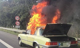 Der Oldtimer stand völlig in Flammen. - Feuerwehr Paderborn