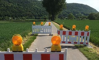 Der Kreis Minden-Lübbecke hat unmittelbar nach dem NW-Bericht reagiert und das autofreie Teilstück des Weserradweges mit mobilen Absperrungen gegen unerlaubten Autoverkehr gesichert. - Kreis Minden-Lübbecke