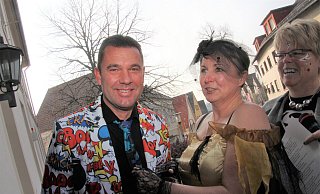 Bisher haben die närrischen Weiber, hier Christina Burg (Mitte) und Anke Rüsenberg, dem Bürgermeister Carsten Torke die Krawatte gestutzt und dann das Rathaus belagert. Künftig bleiben die Rathaustüren an Weiberfastnacht aber zu. - Madita Schellenberg
