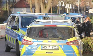 Schlägerei am Bahnhof: Die Polizei ist mit mehreren Einsatzfahrzeugen vor Ort. - Ulf Hanke