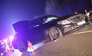 Auf der Bielefelder Straße kam es am Freitagabend zu einem Zusammenstoß zwischen einem Seat und einem Mercedes. - Jan-Henrik Gerdener