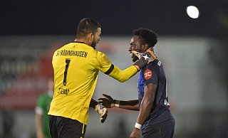 Tiago Estevao, Torhüter des SV Rödinghausen (r.), holt mit der rechten Hand aus und trifft Phillip Aboagye im Gesicht. Dafür sieht der Keeper die Rote Karte. - Jens Dünhölter