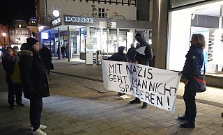 Drei Protestler platzierten sich am 17. Januar am Mindener Scharn neben der Route der Demonstranten gegen Corona-Maßnahmen. Dafür bekamen die Gegendemonstranten eine Anzeige. - MT-Archiv