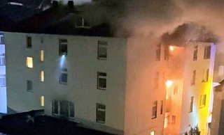 Dieser Screenshot eines Anwohnervideos entstand sieben Minuten nach dem ersten Notruf. Aus dem Dach zieht bereits dichter Rauch. Offene Flammen sind aber nur im Treppenhaus zu sehen. - NW