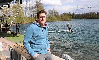 Betreiber Markus Padberg an der Bahn 2, auf der gerade eine Gruppe des Wasserskiclubs Paderborn-Sande auf Wakeboards ihre Runden dreht. - Holger Kosbab