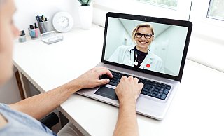 Ärztlicher Rat rund um die Uhr. Telemedizin und Online-Sprechstunden werden in Zukunft immer häufiger und sollen auch eine Antwort auf den Ärztemangel auf dem Land sein. - picture alliance/dpa/BKK Mobil Oil